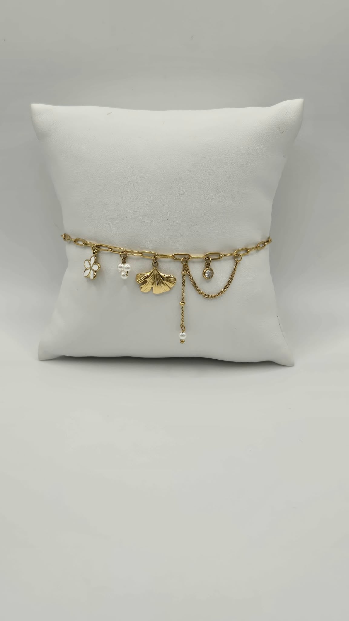 Ankle bracelet gingko leaf + white pearls