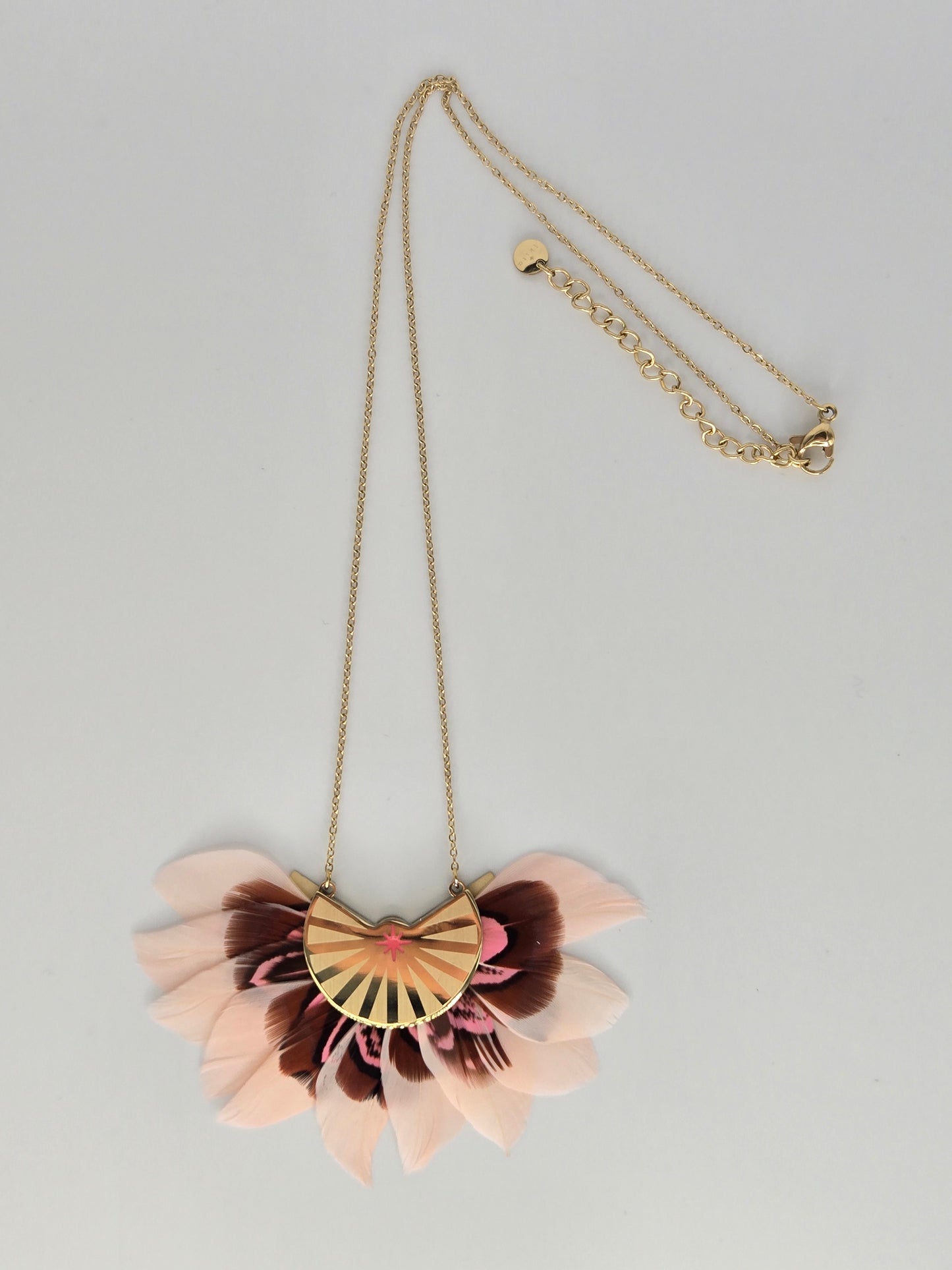 Short necklace pink feathers