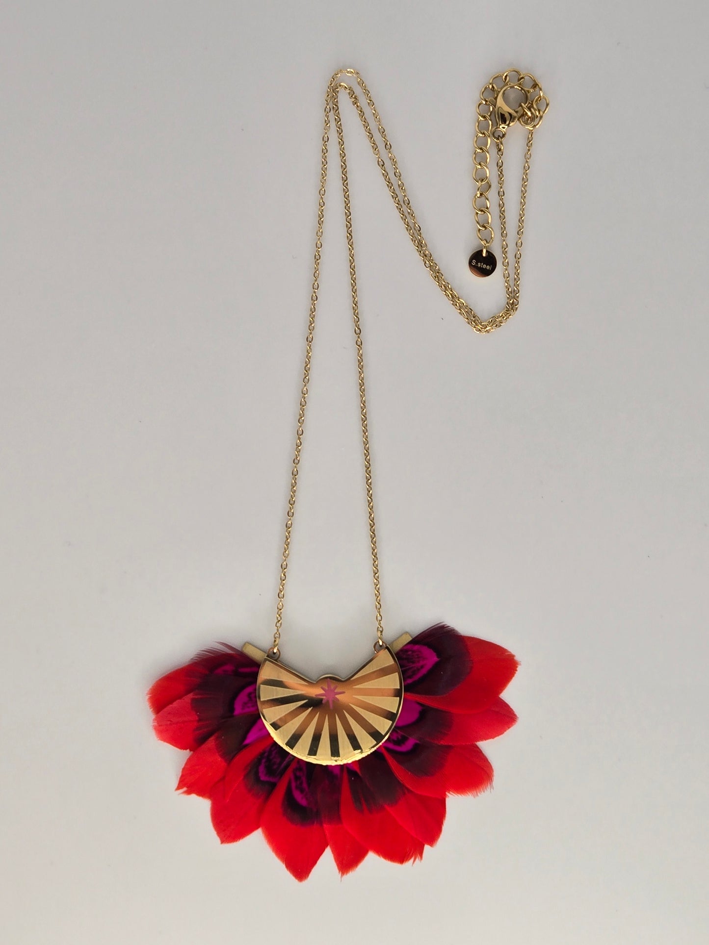 Short necklace red feathers