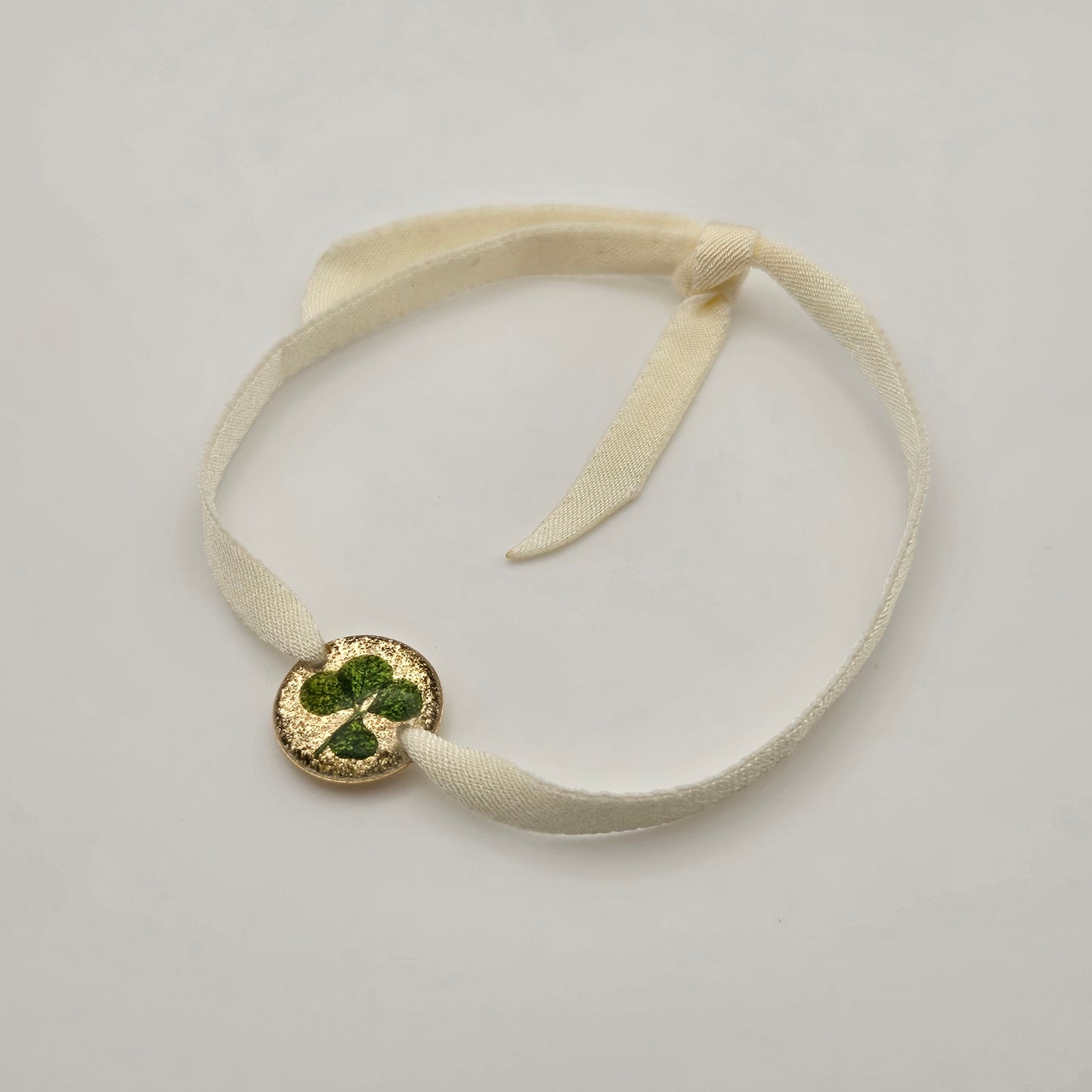 Clover white satin elastic bracelet