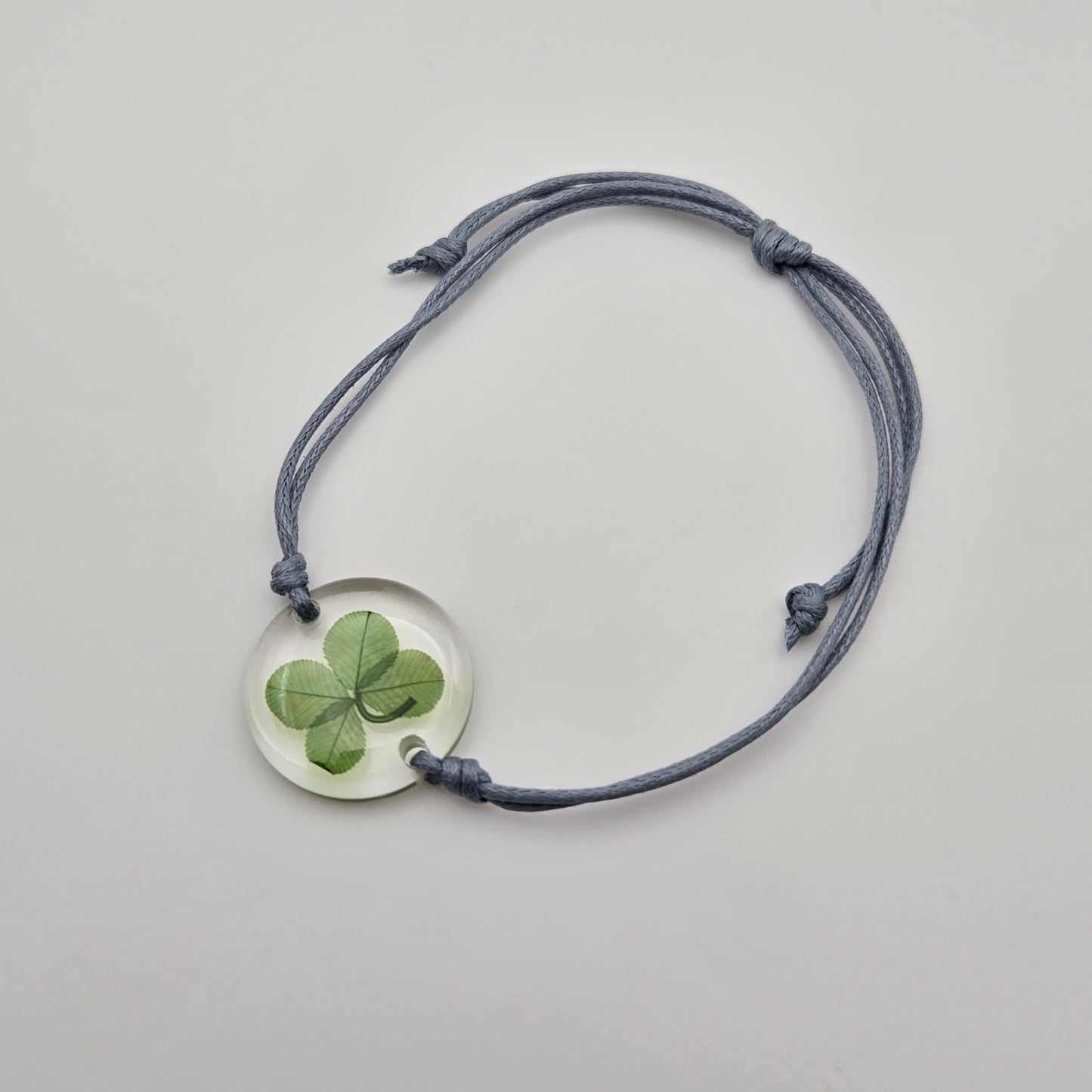 Clover bracelet light grey cord