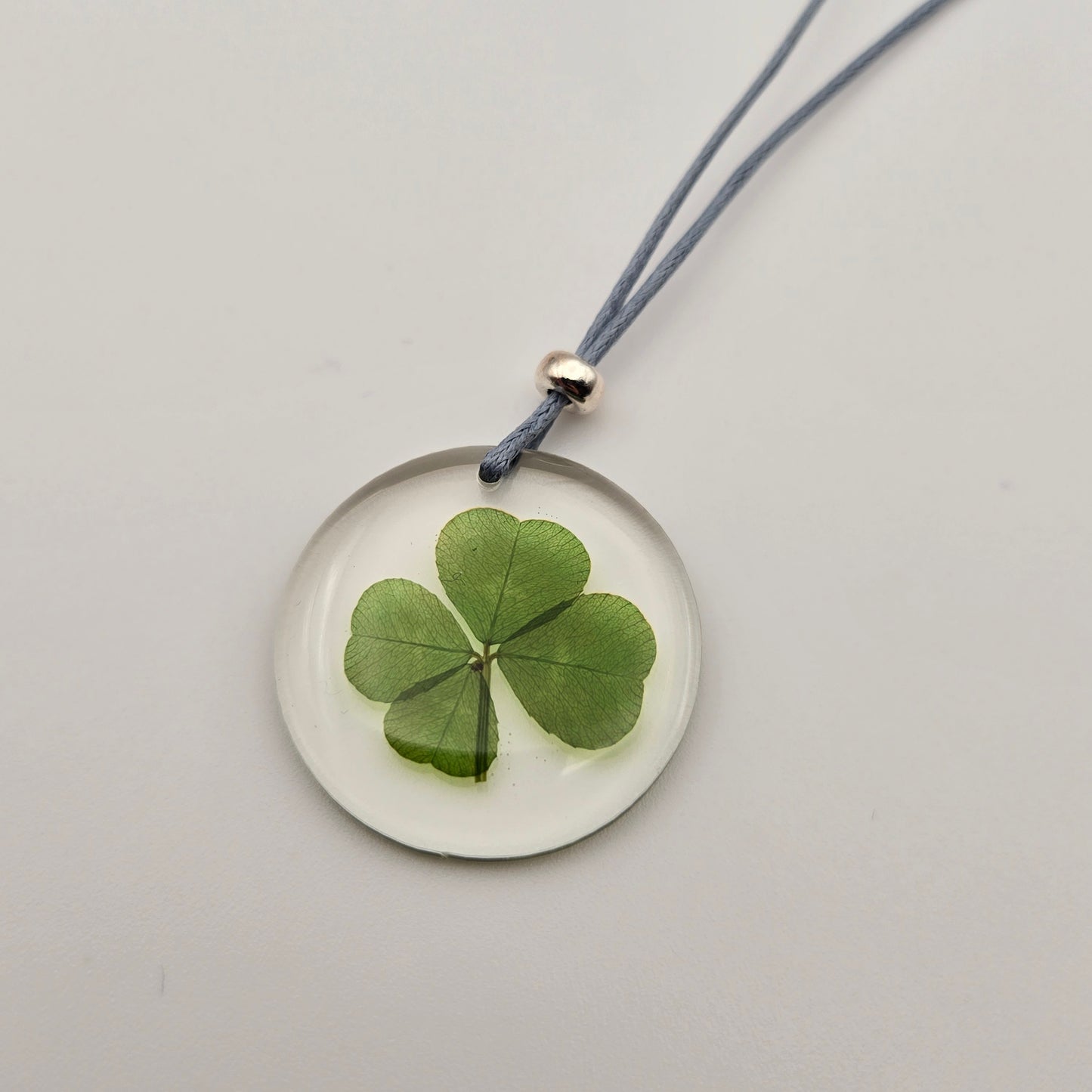 Clover necklace light grey cord