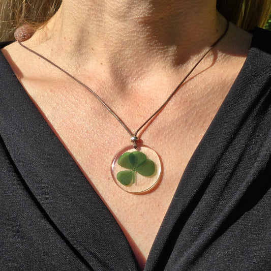 Clover necklace brown cord