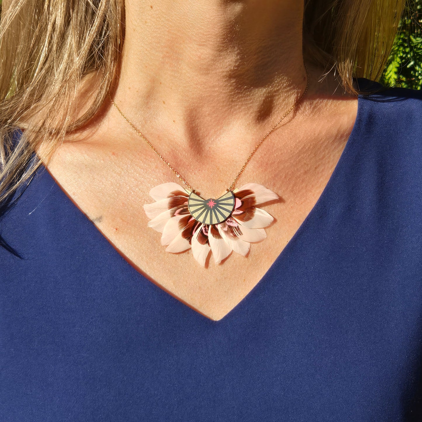 Short necklace pink feathers