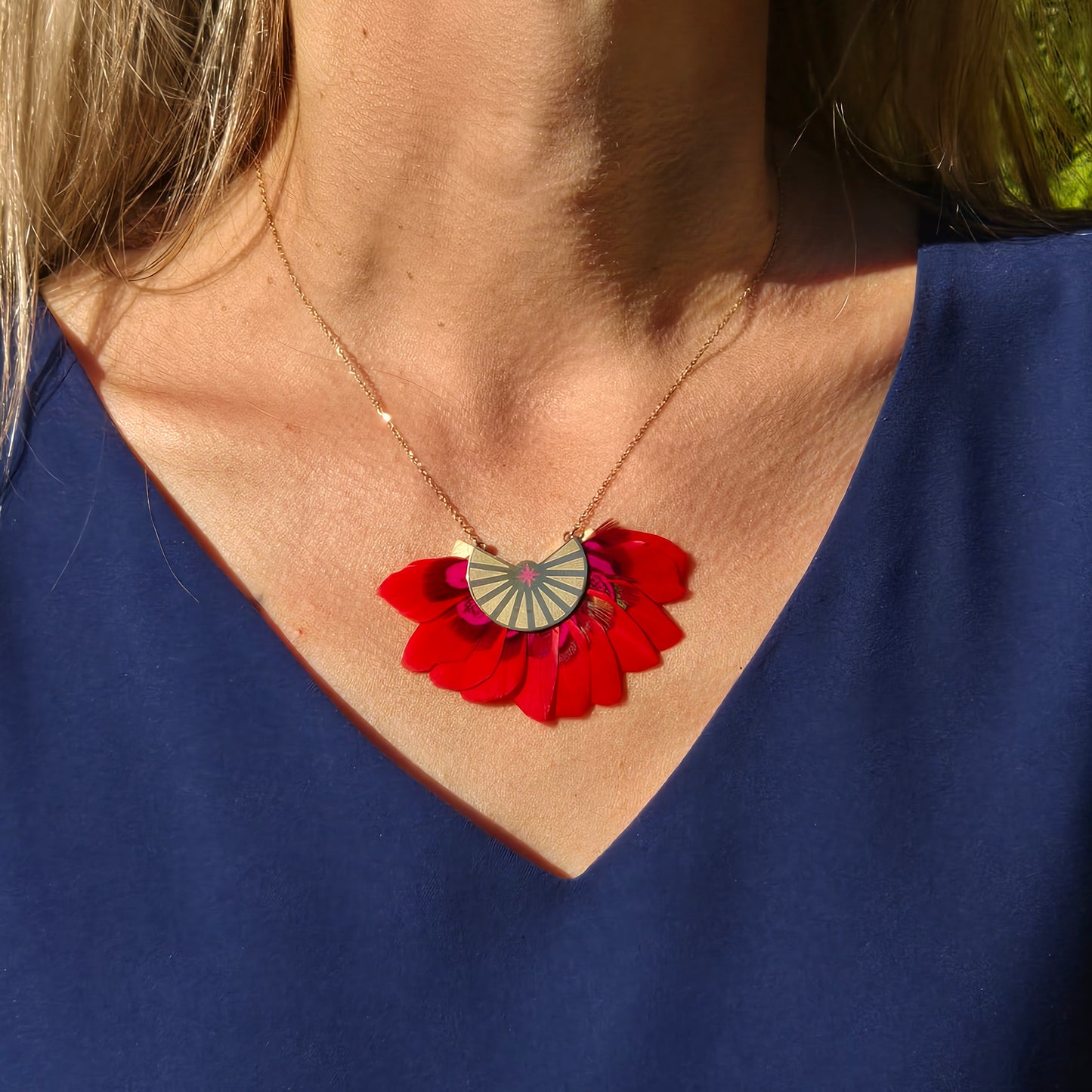 Short necklace red feathers