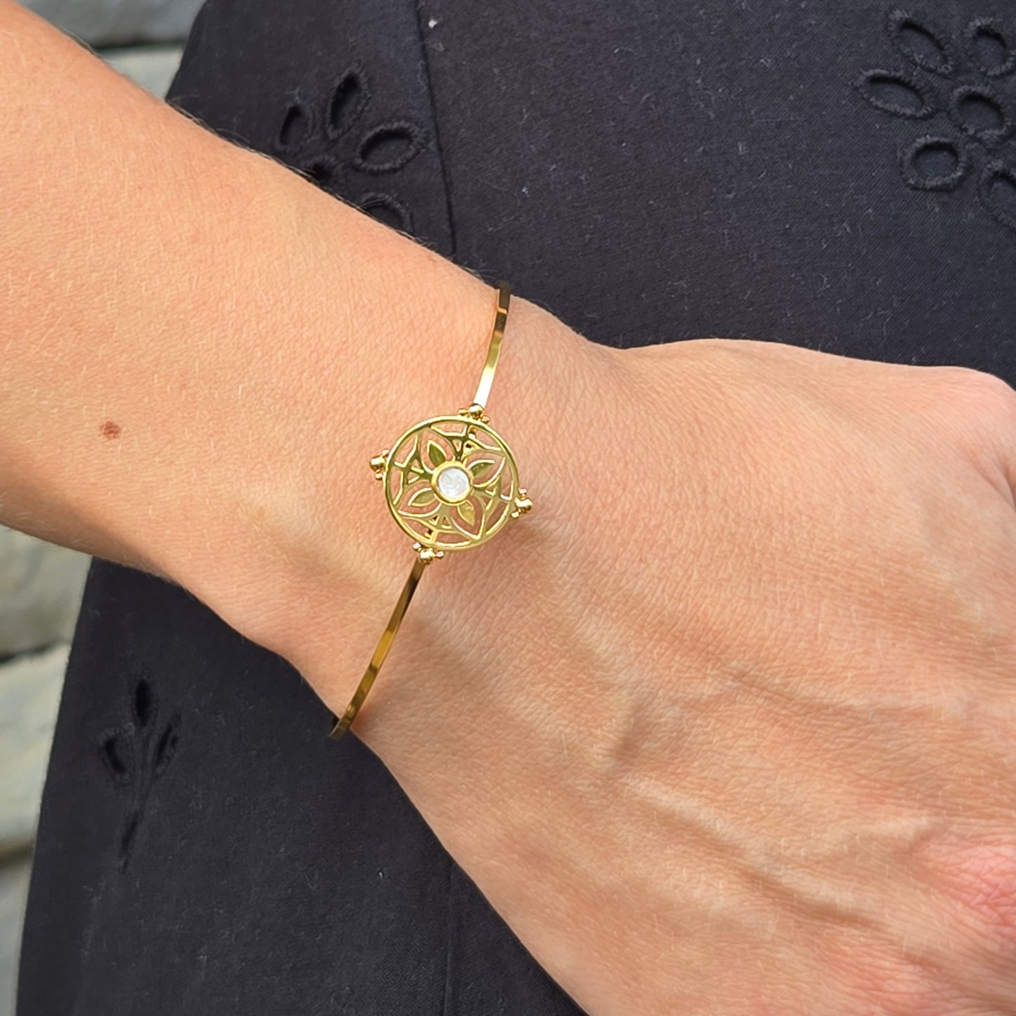 Gilded bangle with flower